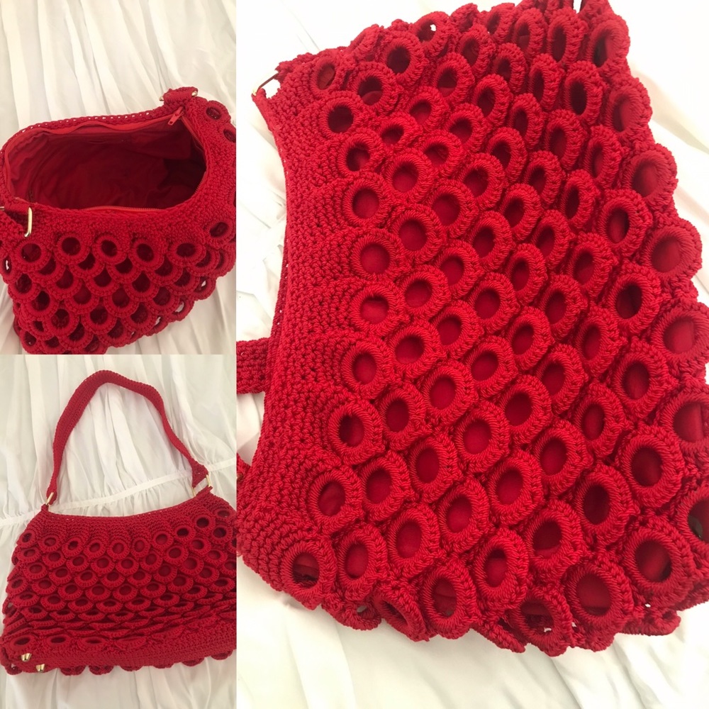 Hand-knitted purse